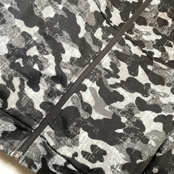 THE NORTH FACE | Women’s THE NORTH FACE Black & White Camo Zip Hoodie, Size S/P - Picture 5 of 9